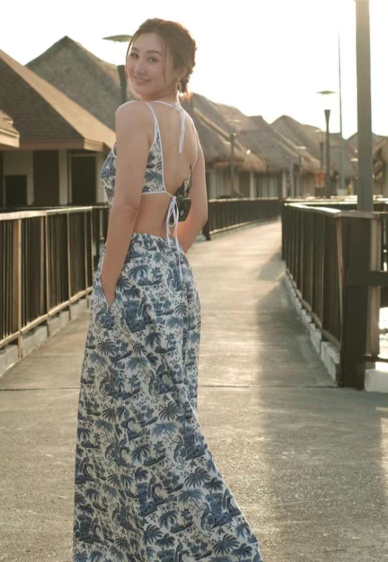 甜美!36岁高海宁晒男友视角照疑坠爱河,一身低胸长裙秀丰满上围