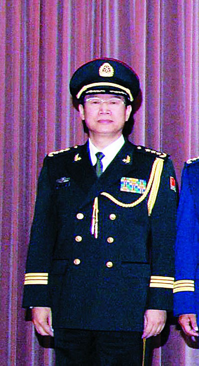 他是張震中將的親家,曾任南京軍區副政委,官至少將,女婿是上將