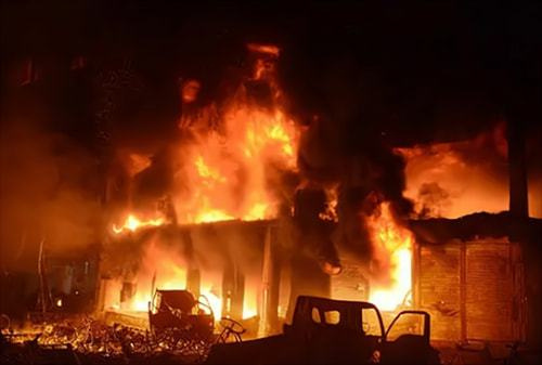 北京蓝极速网吧纵火案:三名初中生上网被拒,恶意纵火致25人死亡