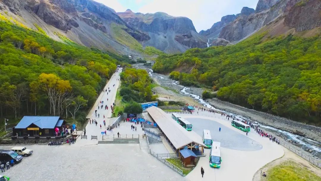 长白山保护开发区:绿水青山生机无限