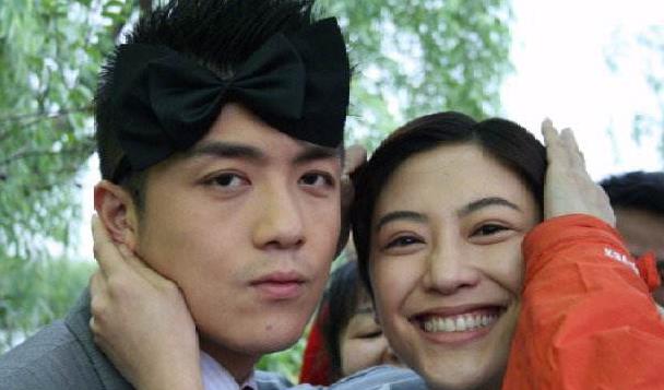 媒体曝光李泽锋妻儿:为老婆庆生当众搂抱,一家三口一同外出购物