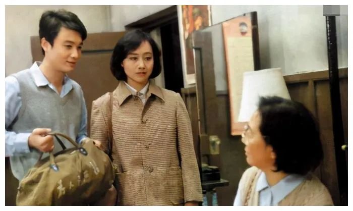 戏里她是人人痛恨的大姑姐,和初恋因误会分手,3年后再续前缘,结婚38年