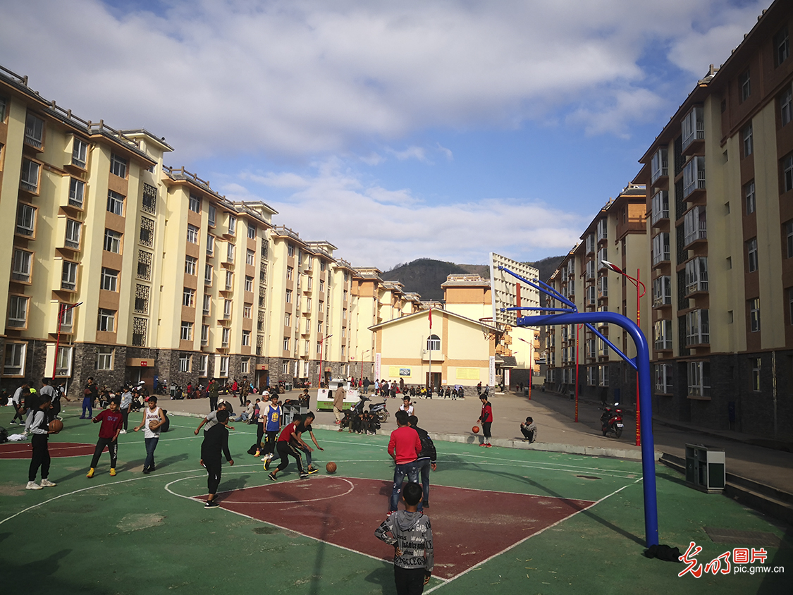 昔日绝壁"悬崖村" 今昔旧貌换新颜