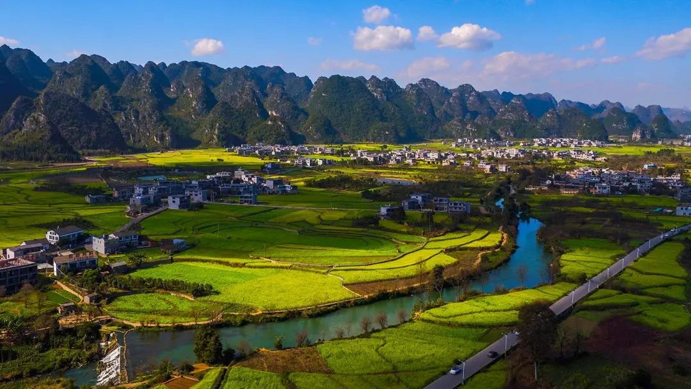 坐落在贵州省黔西南布依族苗族自治州兴义市万峰林街道,这里是由两万