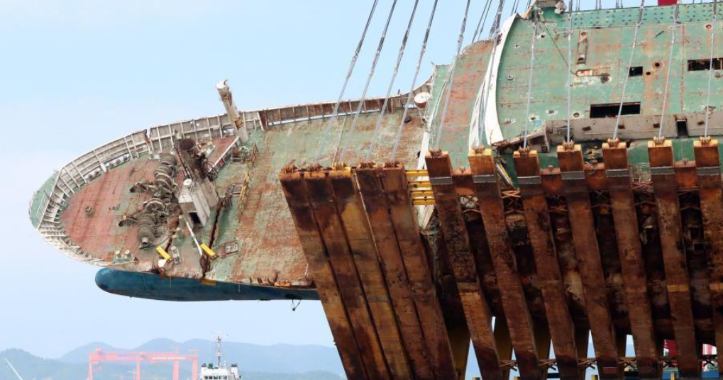 回顾韩国"世越号"沉船之谜,中国亏损11亿打捞,终收获意外之喜