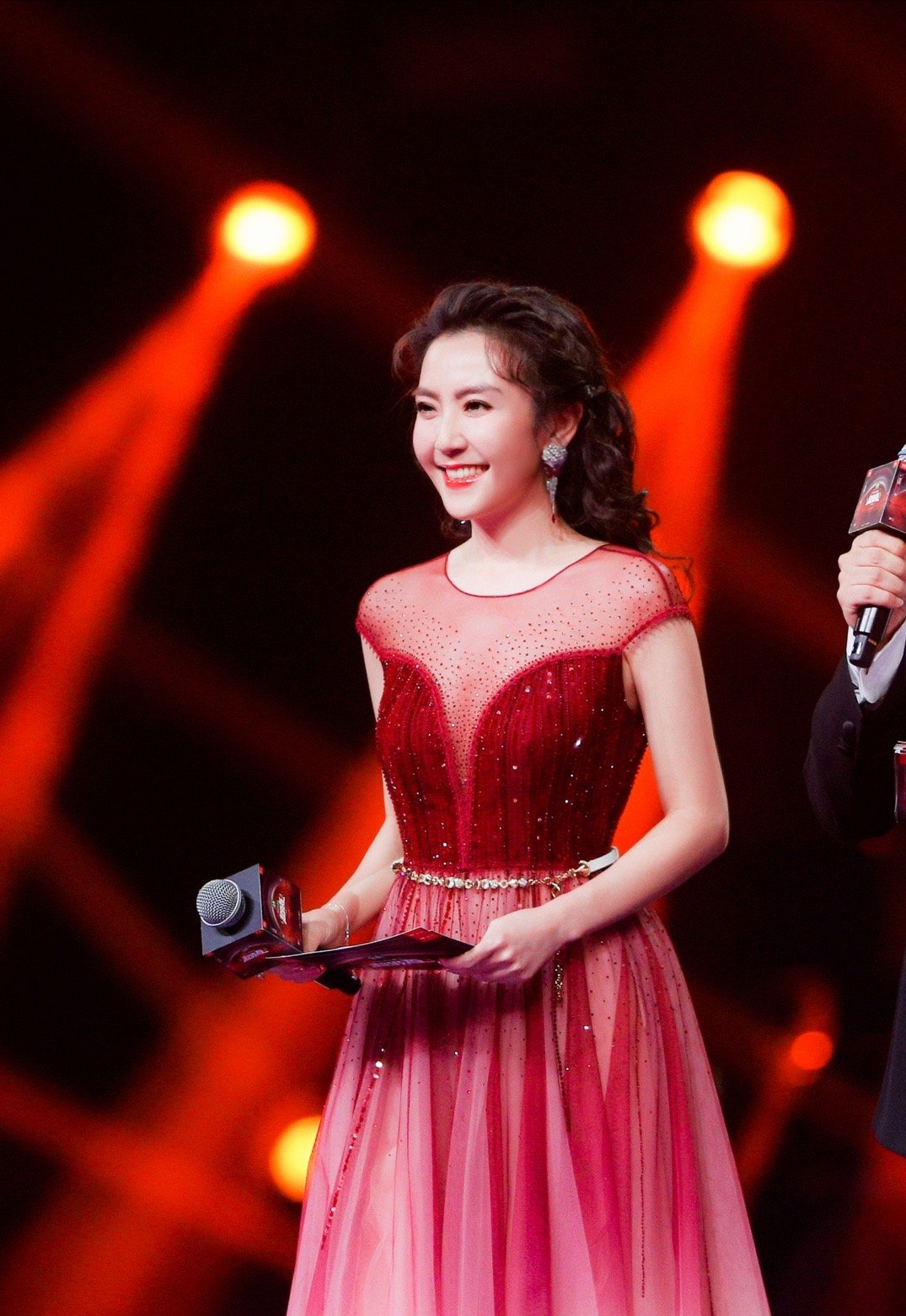 33岁江苏卫视美女主持王珏征婚,举牌现身相亲角,择偶条件很简单
