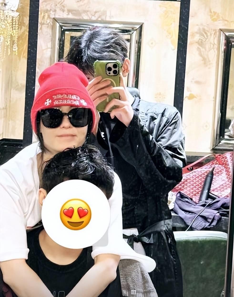 张柏芝晒亲密合影:lucas被搂着,quintus耍酷拍照,引发关注