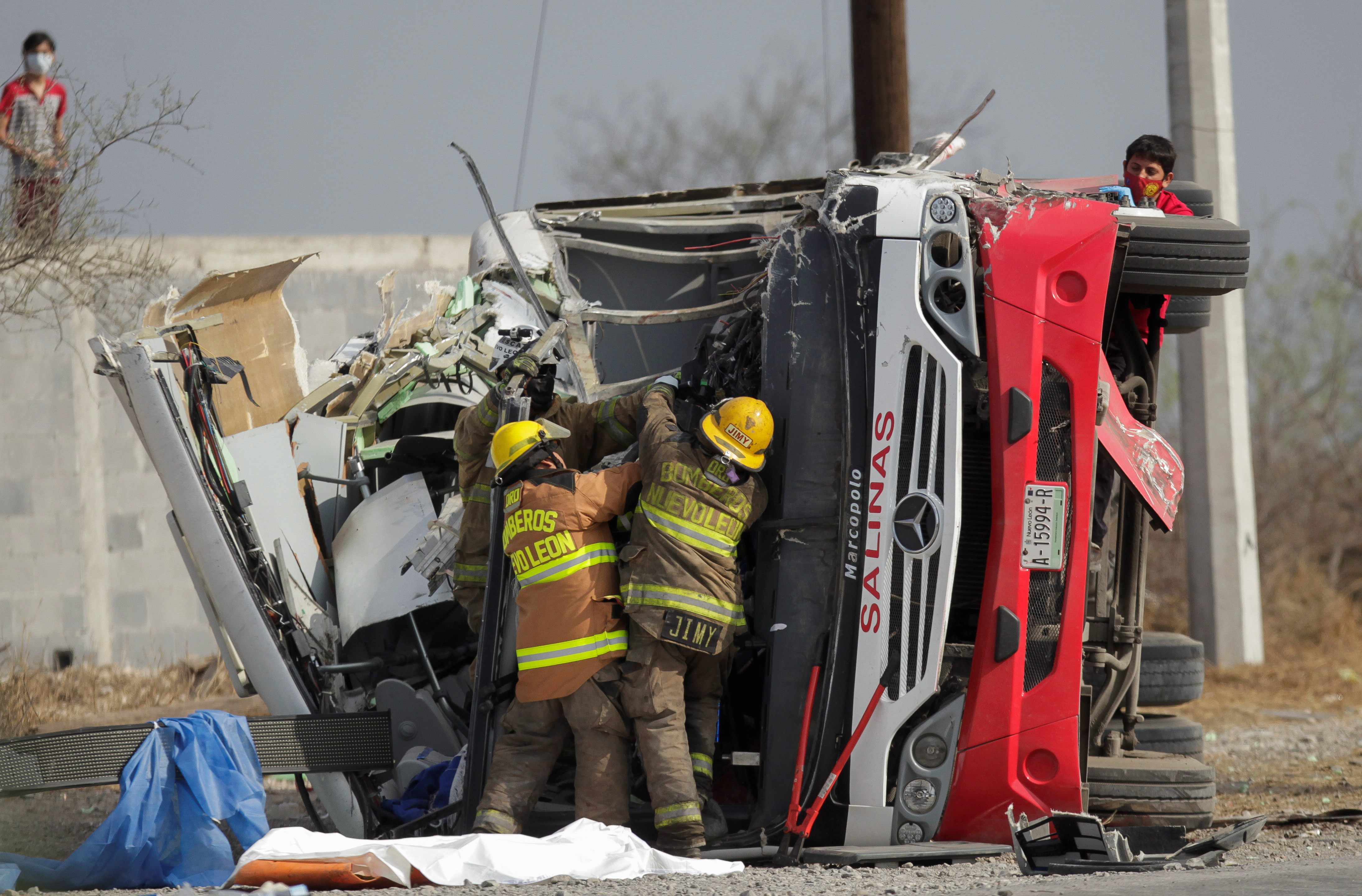 墨西哥发生油罐车与公交车相撞事故致11人死亡