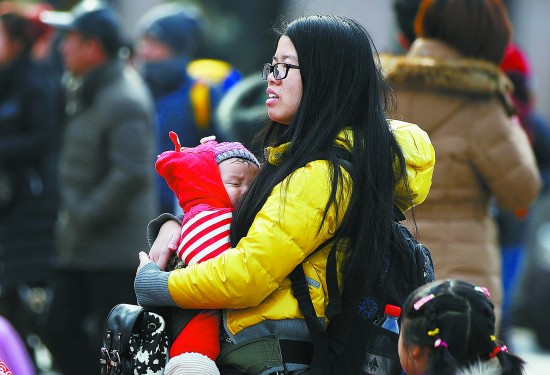 农村妈妈抱孩子的照片图片