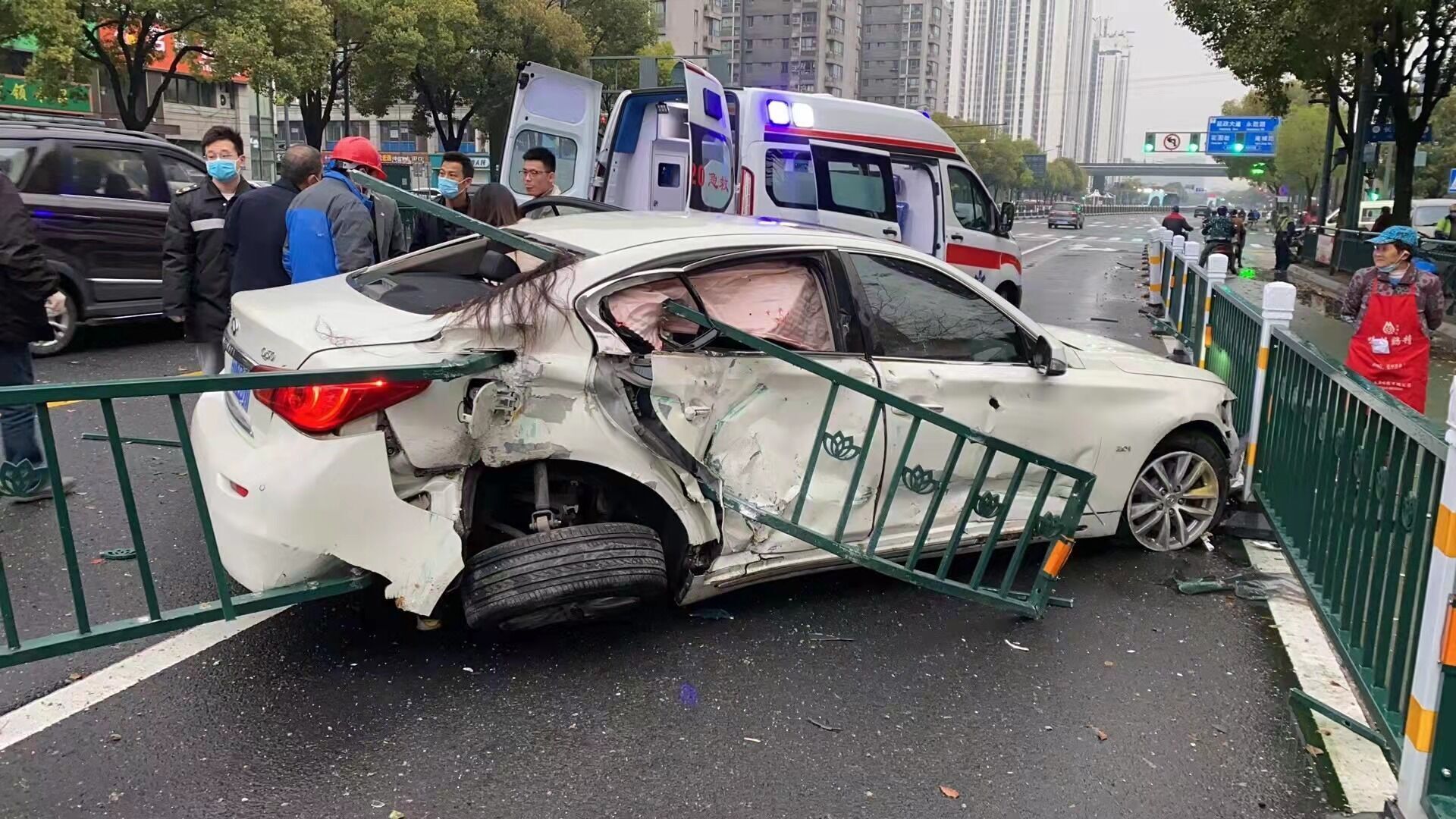 常州湖塘武宜路车祸是怎么回事常州湖塘小车撞护栏警方通报最新消息