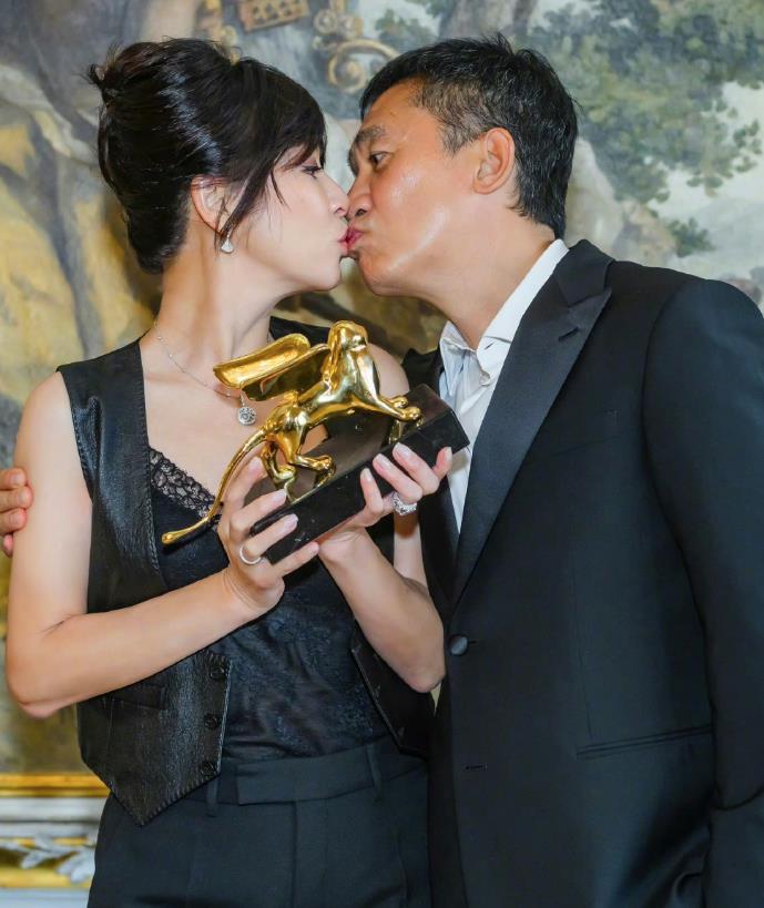 61岁梁朝伟云南滑雪被偶遇,身旁不见刘嘉玲,和女子庆功引争议