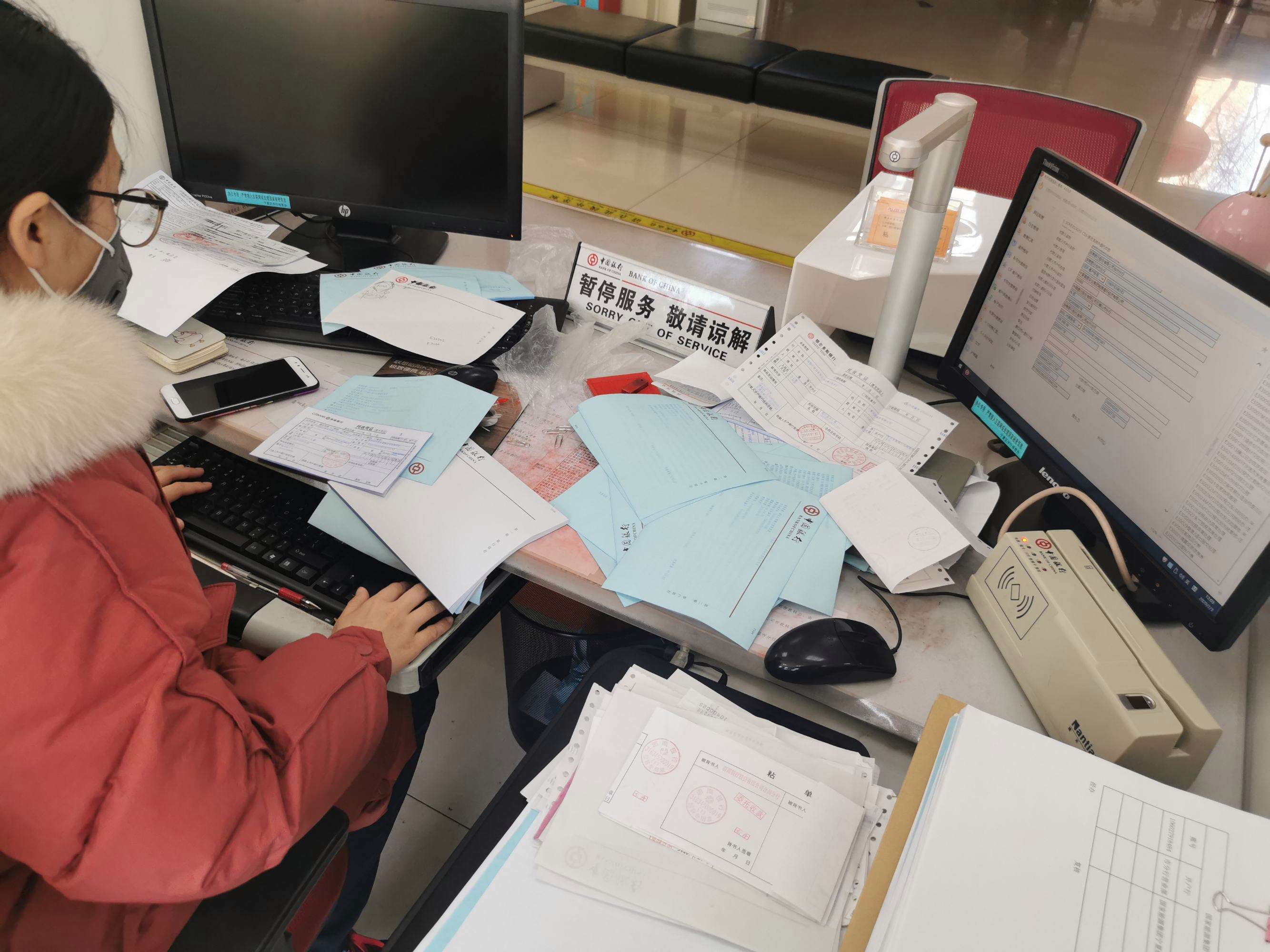 2019年,山西小伙到深圳打工,发工资后被通知欠银行999亿元