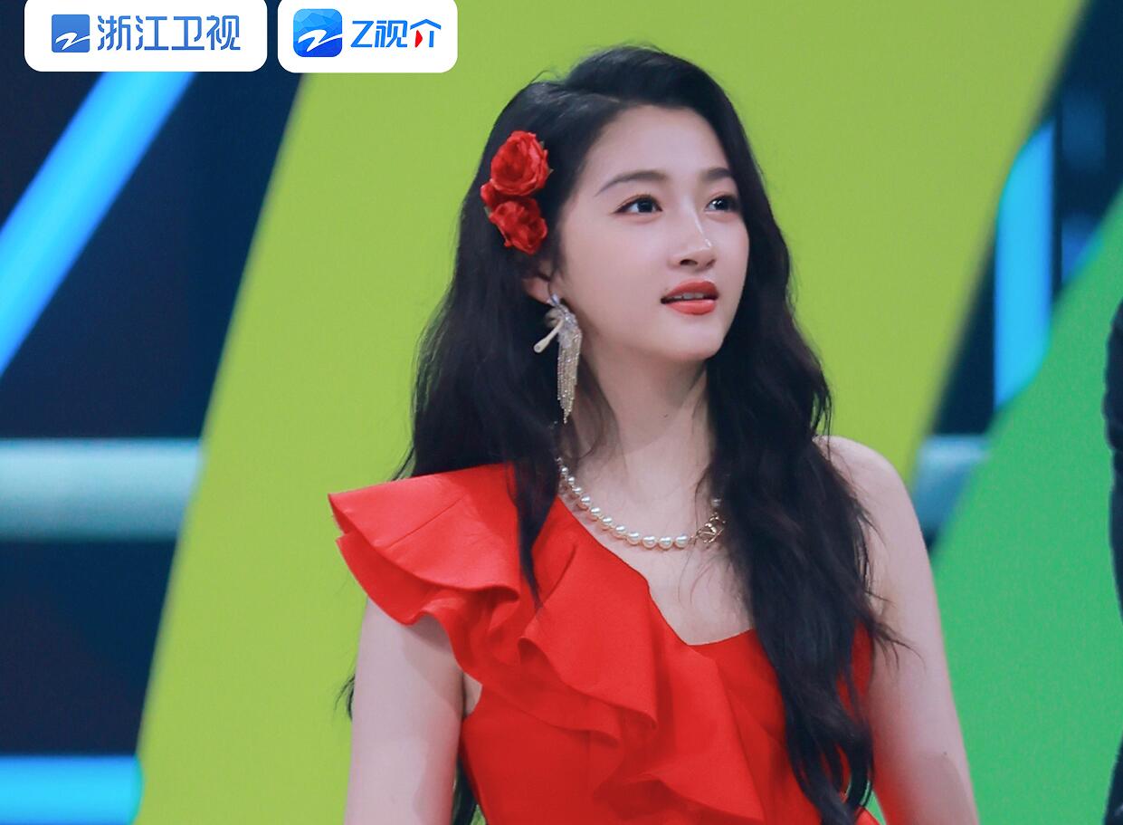 在搞笑方面,沈腾和贾玲是顶梁柱;在唱歌跳舞方面,华晨宇和关晓彤是