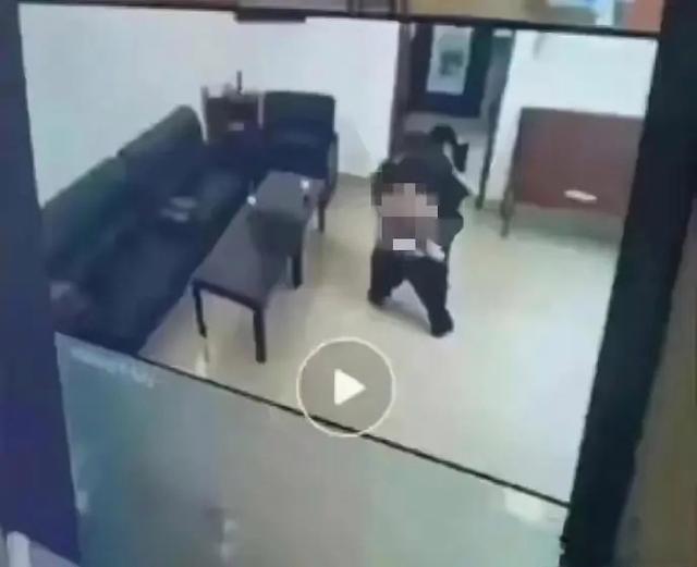 两干部会议室激情,忘关摄像头致不雅视频流出,摄像头背负了所有