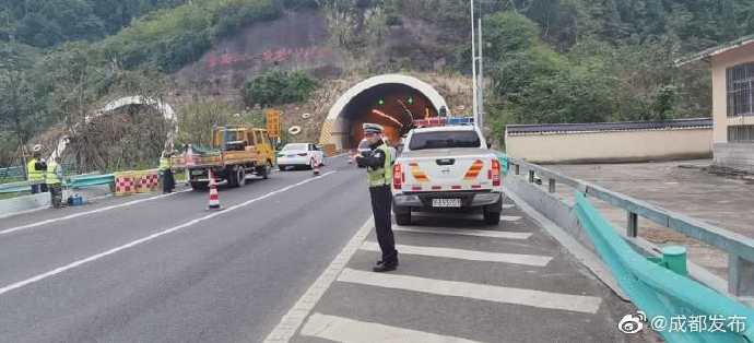 成巴高速云顶山一号隧道路面局部修复 交通管制
