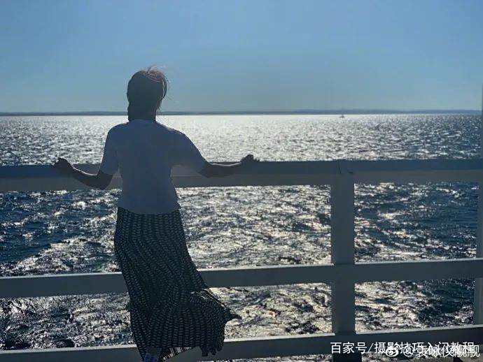 中老年旅游拍照姿势的摆法女(中老年朋友旅游拍照的姿势有哪种)