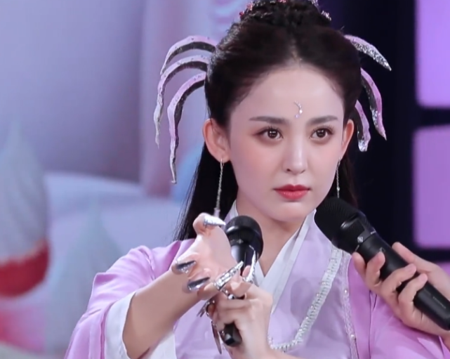 娜扎扮成周芷若,颜值创古装剧新高,手上的指甲是对原著的尊重