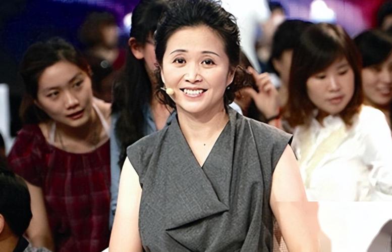 黄菡再度亮相焕然一新不再是非诚勿扰里的形象