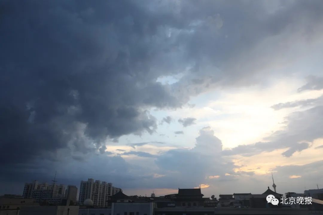 精华|雨过天晴，京城天空霞光如金色瀑布！宛如一幅“流动”的水墨画