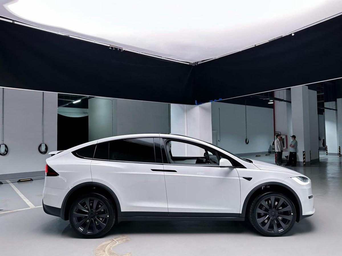 特斯拉model x plaid深圳首秀 携tesla bot惊喜登场
