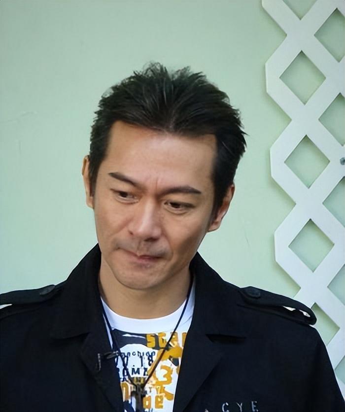 江华:从最帅唐僧沦落直播乞讨