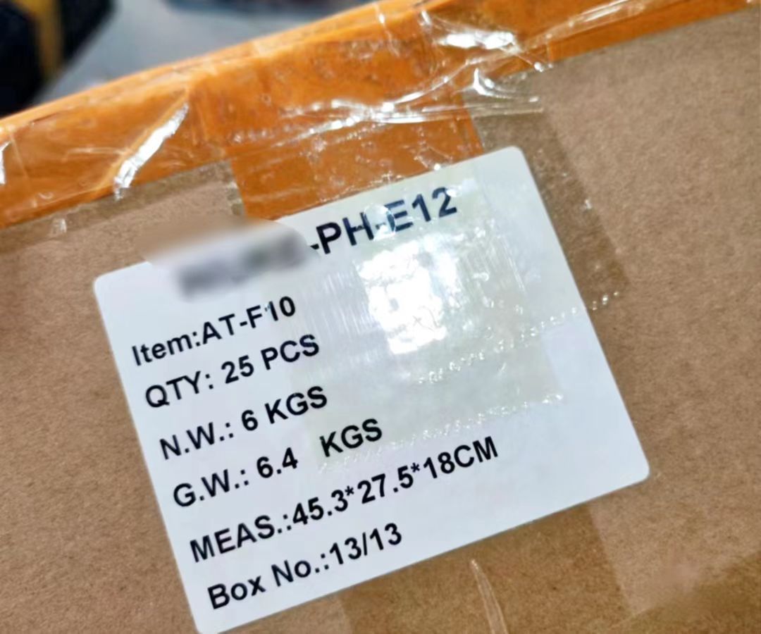 主要有两个意思:一个是商标,另外一个是指用文字,图形或者记号,对货物