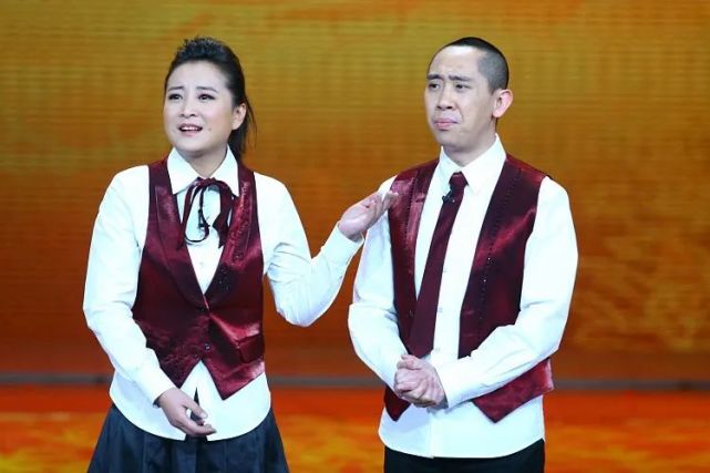 曾打败郭德纲,让冯巩养了10年,又和流量小生"炒cp",她凭什么