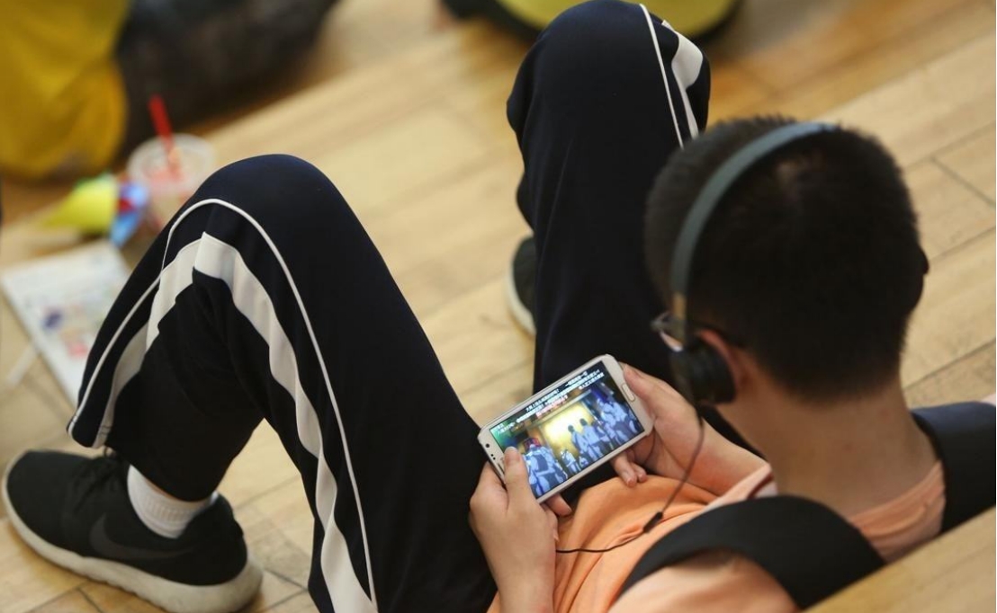 放假后的大学生沉迷打游戏,父母怒其不争,但瞧见鼠标垫气消了