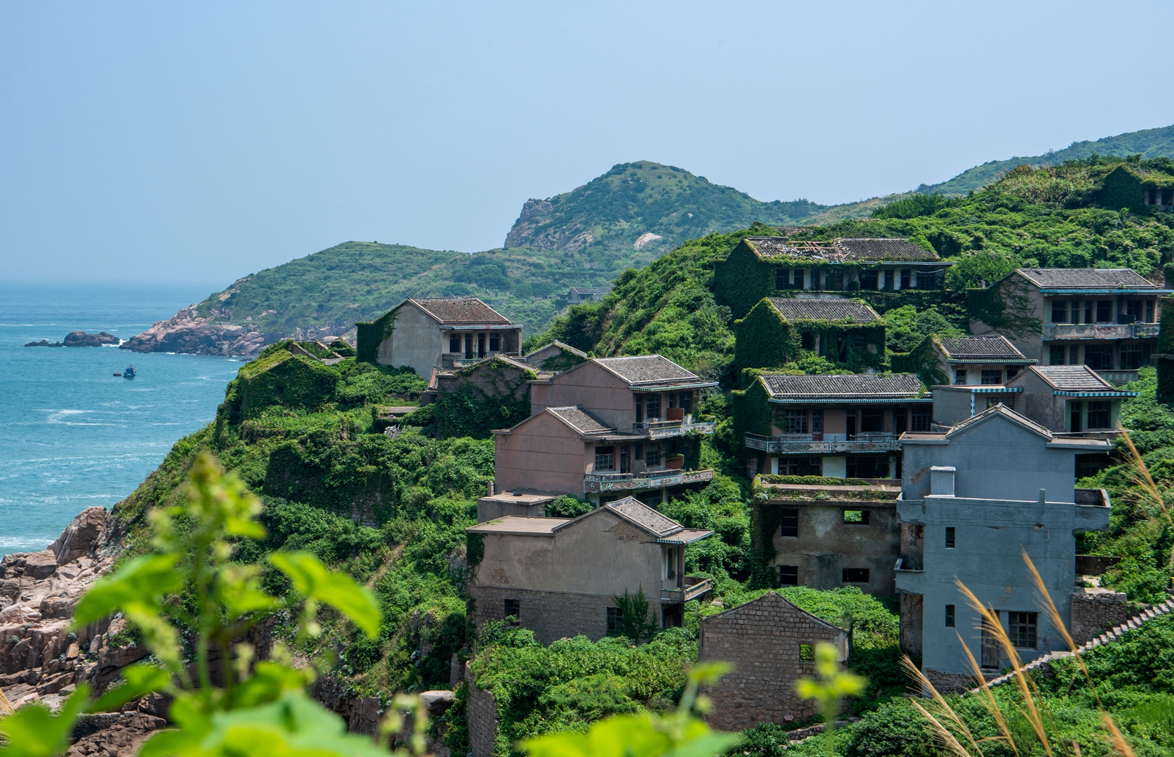 舟山群岛神秘的海滨无人村,居民搬走后,变成意想不到的奇幻世界