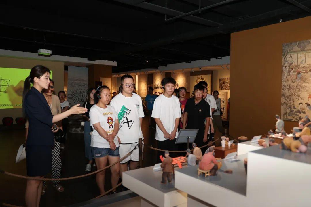 泰化集团董事长张子玉与资助第十八批贫困大学生座谈