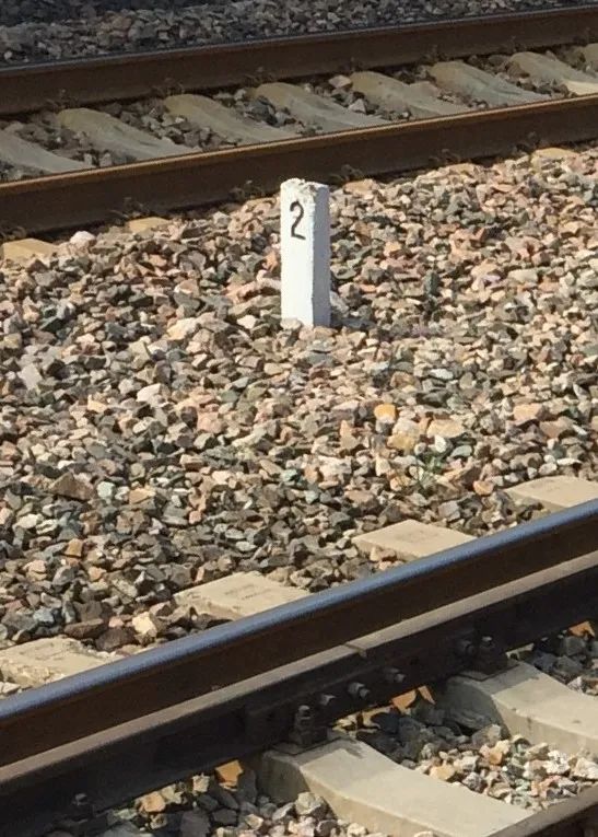 铁路边的这些标志桩代表啥 了解一下