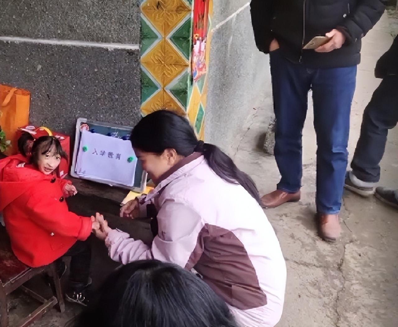 在刘兴莲照顾梁小小的整个过程中需要很多的精力,难免会对自己的大