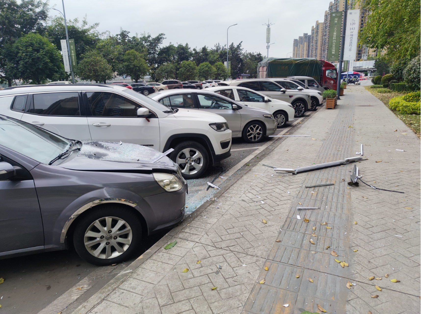 15日14时许,乐山滟澜洲春森里小区某高层住户的窗户松动坠落,砸中停靠