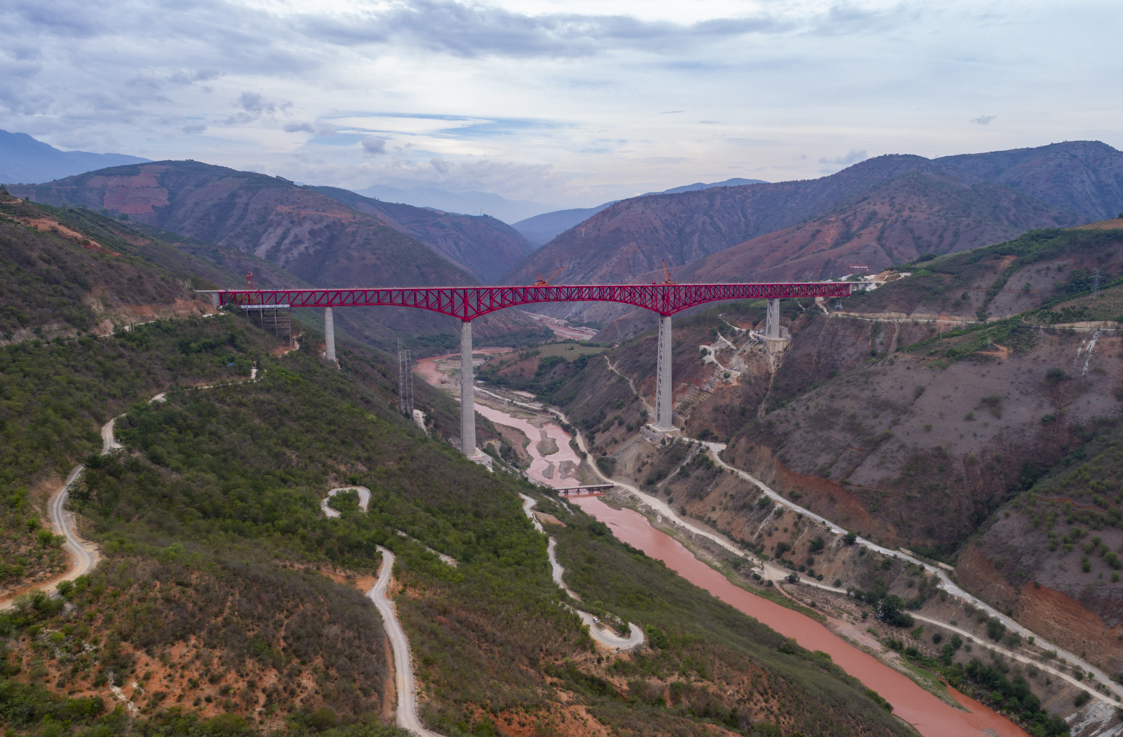中老铁路元江双线特大桥合龙