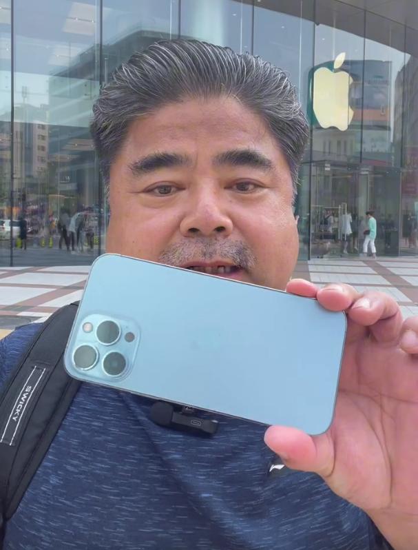 演员刘金苹果店前怒摔iphone 称不再购买苹果产品