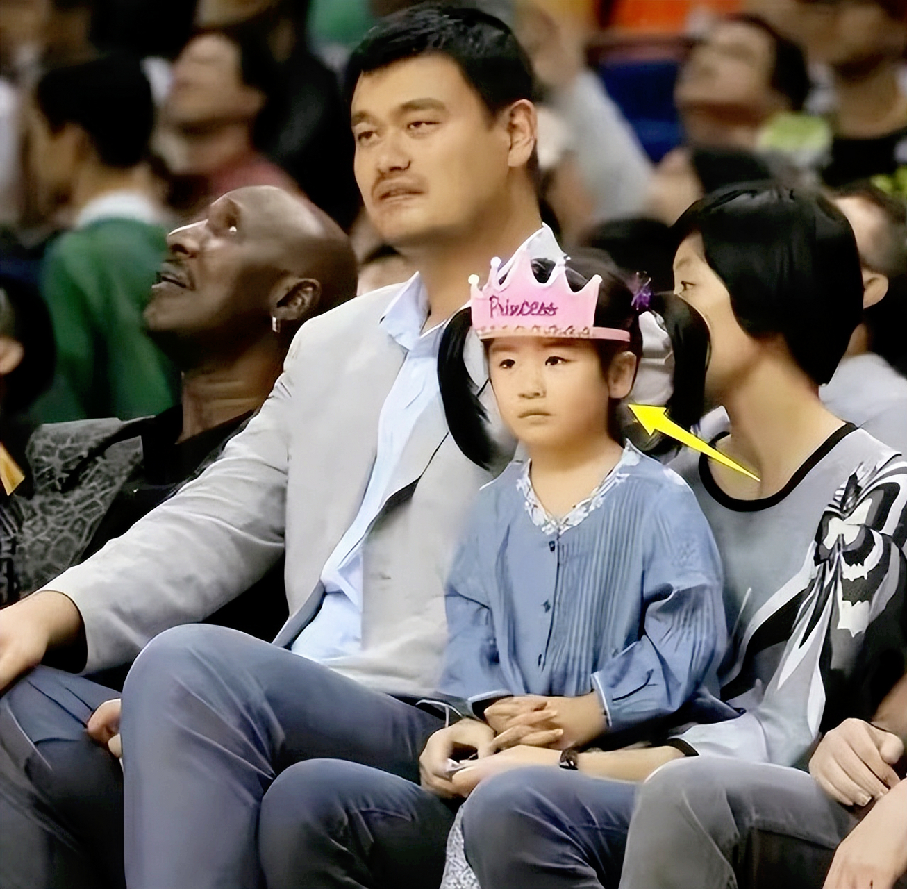 最近,姚明一家五口去公园游玩,但姚明的身形佝偻引起了粉丝们的登忧