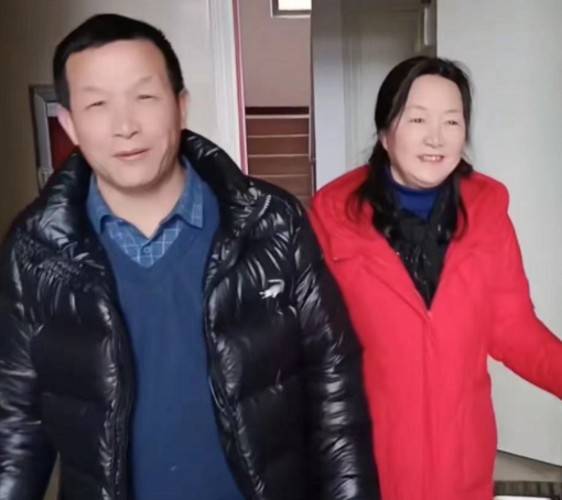 张玉环带现任妻子直播带货,宋小女独自直播,劝告不要网暴儿媳妇