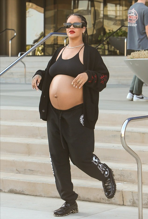 蕾哈娜露着9个月的二胎孕肚出街!也太敢穿了,非洲辫配大红唇