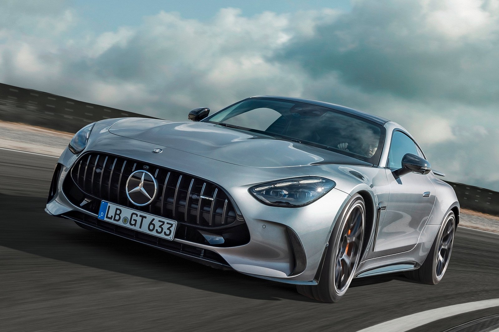 2024 梅赛德斯-amg gt 首次亮相,配备 577 马力 v8和 2 2 座椅