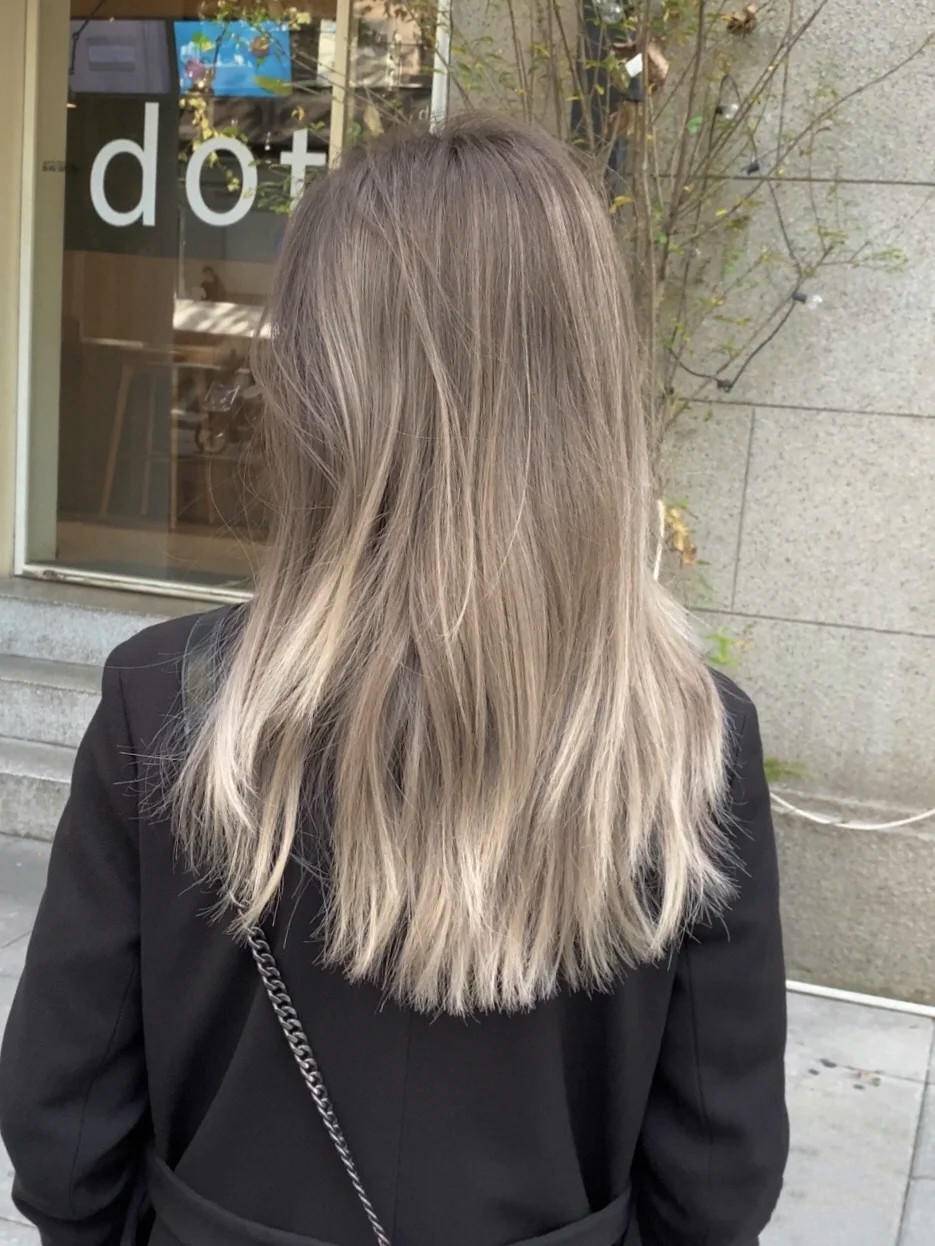 冬季时尚又百搭的发色,烟熏茶棕色百搭,"混血色"个性高级