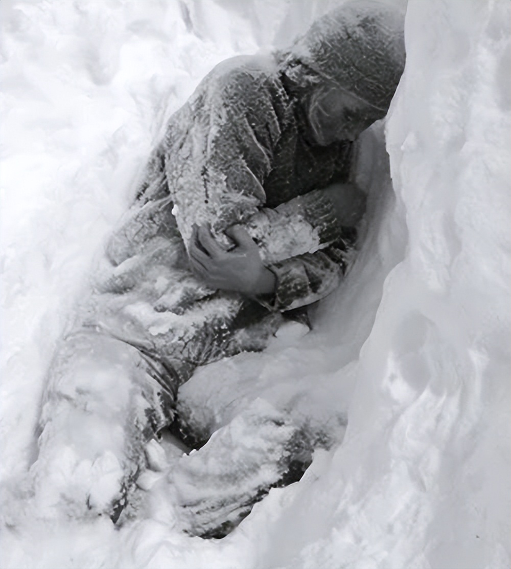 1959年9人惨死乌拉尔山脉,舌头被活生生拔掉,是发生了什么?