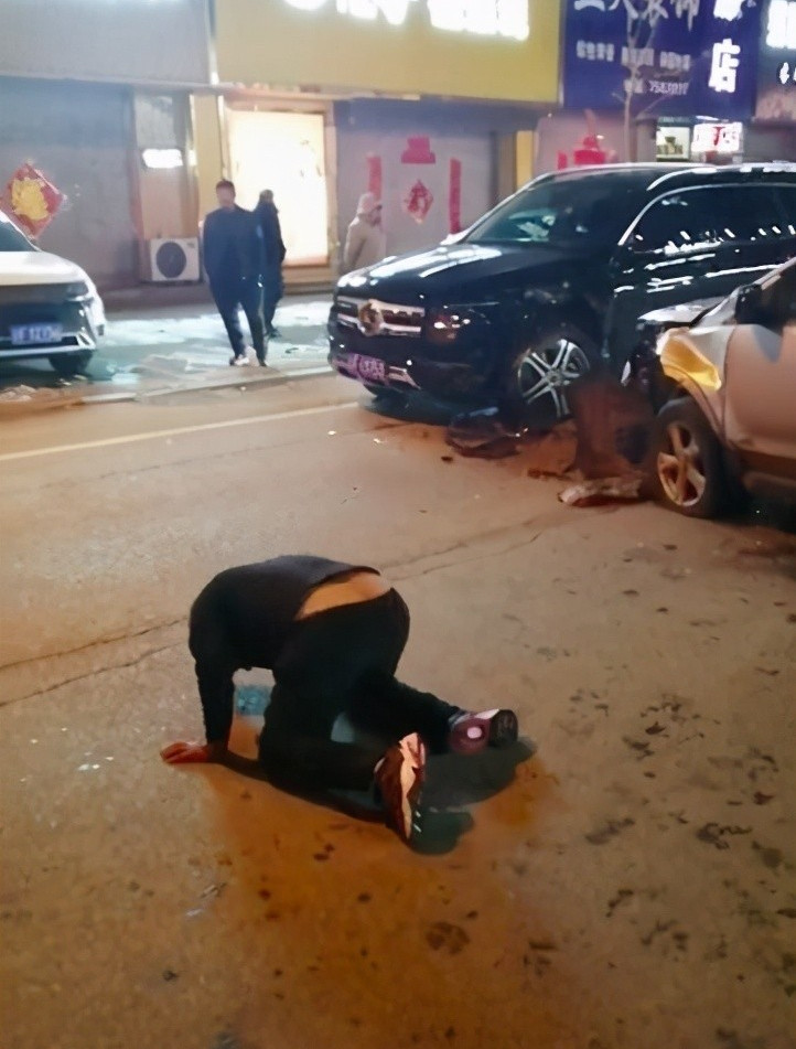 丹东男子酒驾肇事撞坏奔驰,竟当街跪下磕头认错