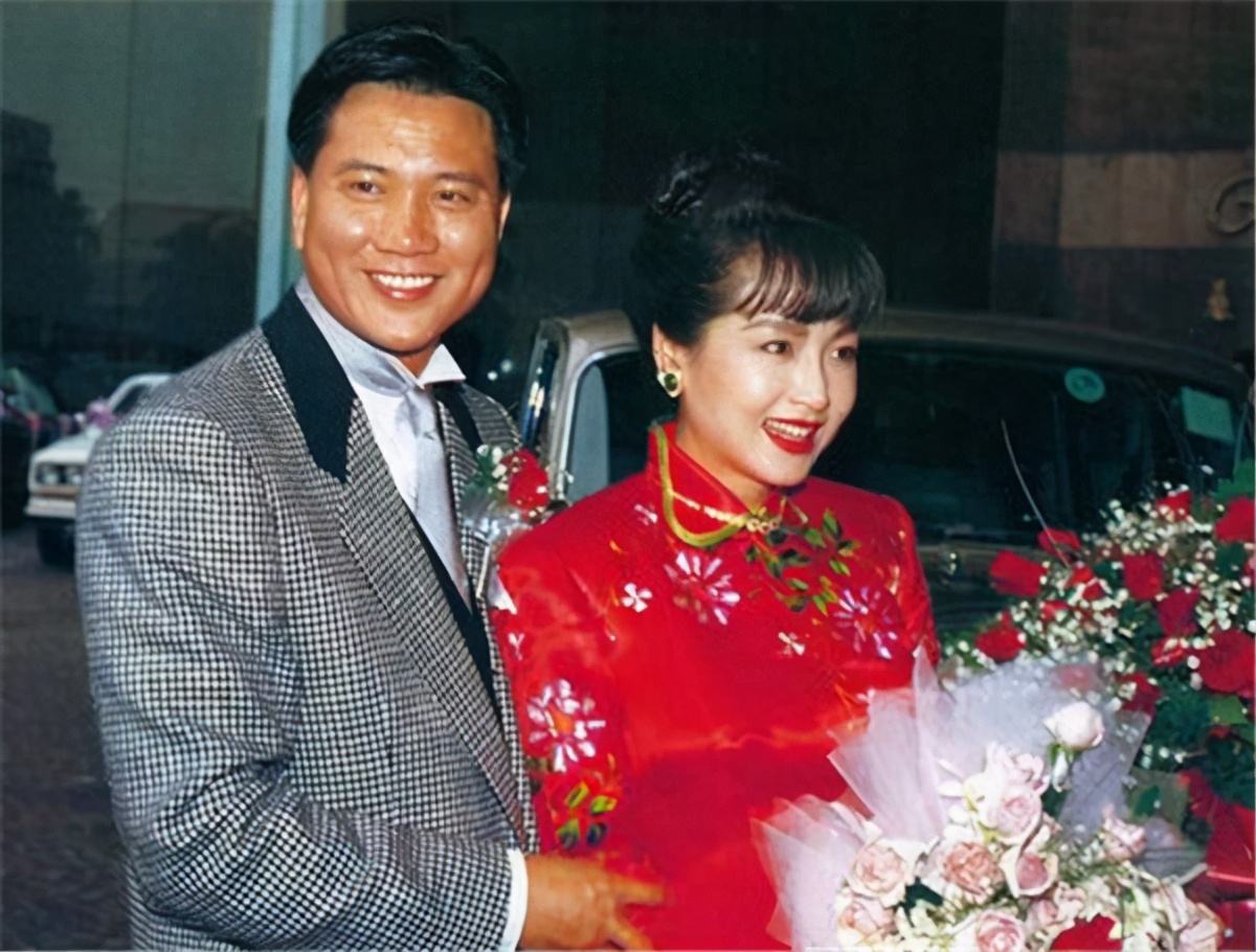 小16岁娇妻穿鲜红嫁衣,胸前挂满黄金太贵气,万梓良拍结婚照