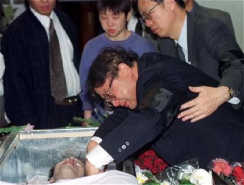 1999年,北约轰炸牺牲的记者许杏虎,他的家人后来怎么样了?