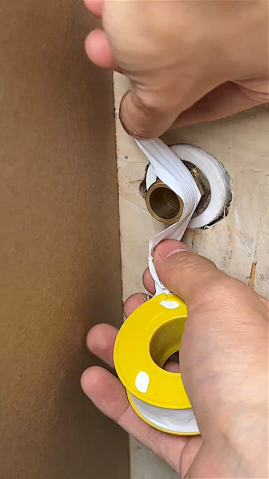 狭窄空间正确的缠绕生料带教程,这样的操作方法值得大家借鉴