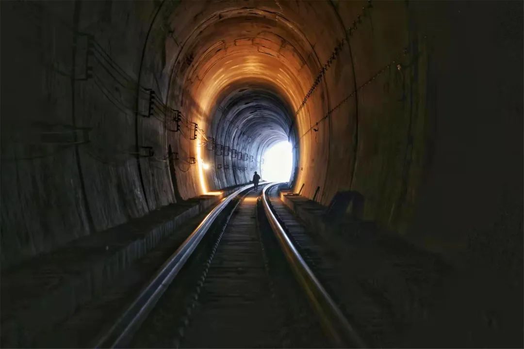 最新进展!丽香铁路开始铺轨!