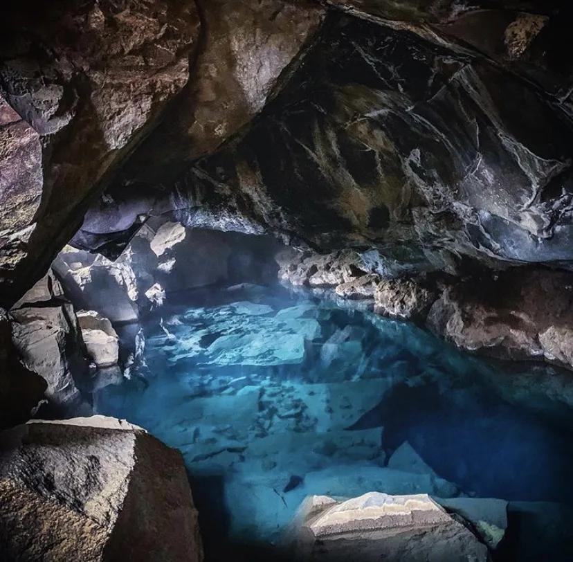 神秘地下湖,多彩水世界