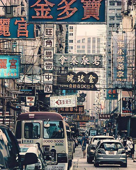 老照片:80年代香港一片繁荣,人多车也不少,这些地方你还记得吗