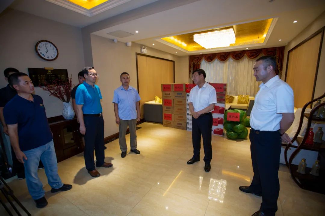 傅彬副市长看望慰问"1902"和"622"专案组成员