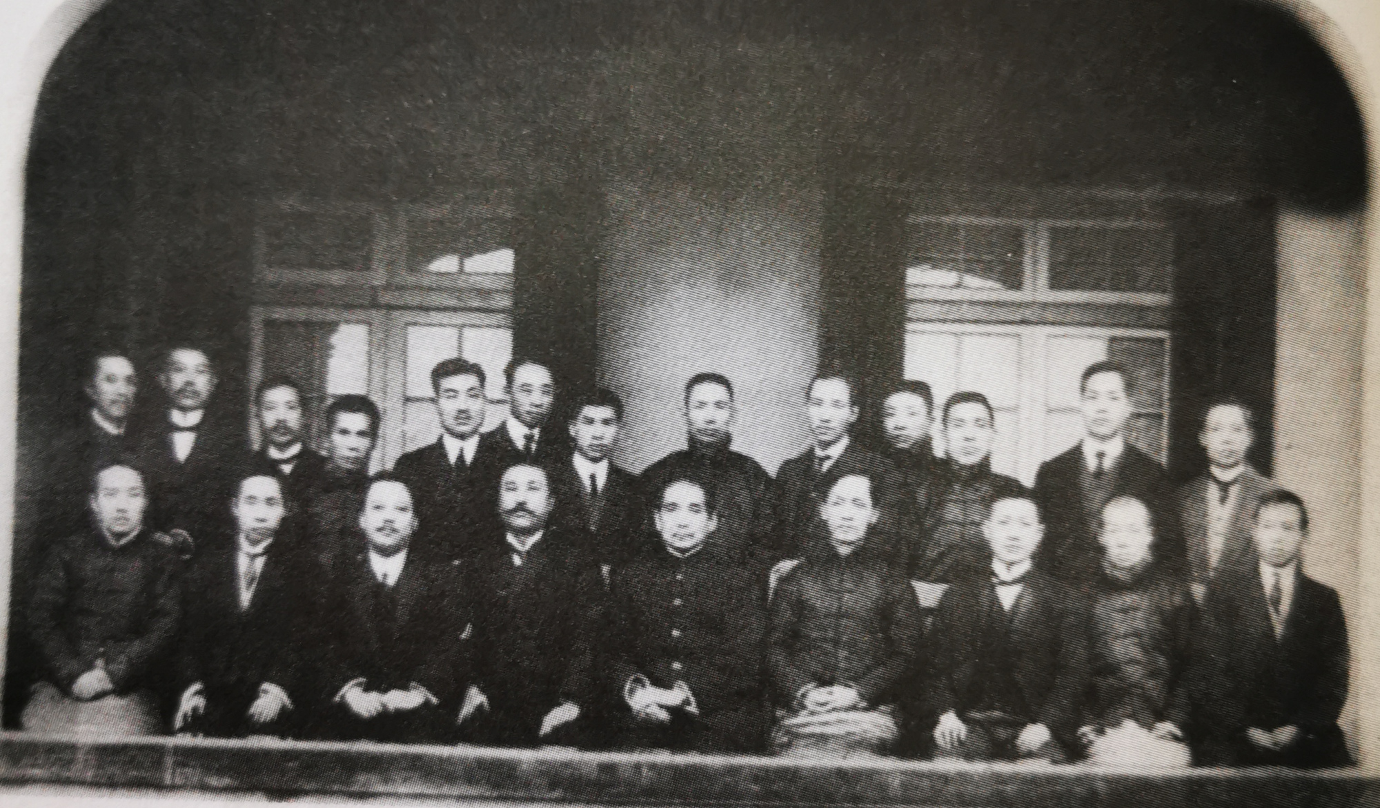 1916年,陈炯明(前左四)与孙中山(前左五)等合影